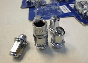 Lexus LS400 nakrętki felg aluminiowych M12x1.5 8